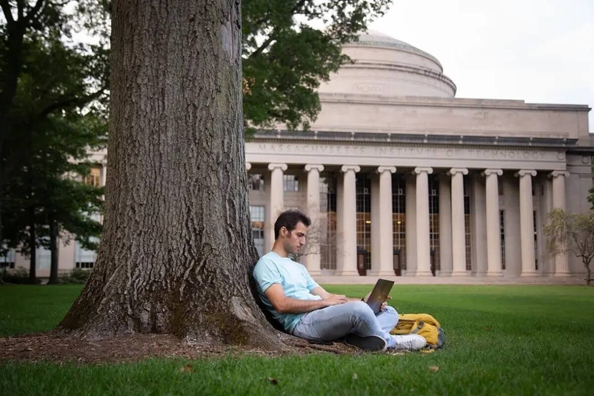 Un estudiante con su computadora en el jardín principal del Instituto Tecnológico de Massachusetts (Foto: Instagram @mitpics)