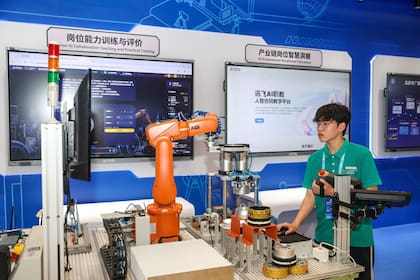 Un estudiante de la Universidad Politécnica de Ingeniería Mecánica y Eléctrica de Zhejiang, demuestra una plataforma educativa de Inteligencia Artificial (IA) desarrollada por la empresa china de IA iFLYTEK, en una exposición sobre los logros de la educación digital mundial llevada a cabo durante la Conferencia Mundial de Educación Digital 2026, en Hangzhou, en la provincia de Zhejiang, en el este de China, el 11 de mayo de 2026. La Conferencia Mundial de Educación Digital 2026 comenzó aquí el lunes.