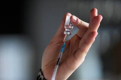 Un estudiante de medicina prepara una jeringa con una vacuna contra el coronavirus como parte de una campaña de la Clubkommission en Berlín, el 5 de enero del 2022.   (AP Foto/Markus Schreiber)