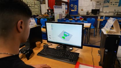 Un estudiante diseña en la computadora un adaptador ergonómico que luego será fabricado con impresión 3D para ayudar a personas con movilidad reducida