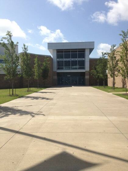 Un estudiante hospitalizado después de recibir un disparo de otro estudiante dentro de un salón de clases de Dallas ISD el viernes por la mañana
