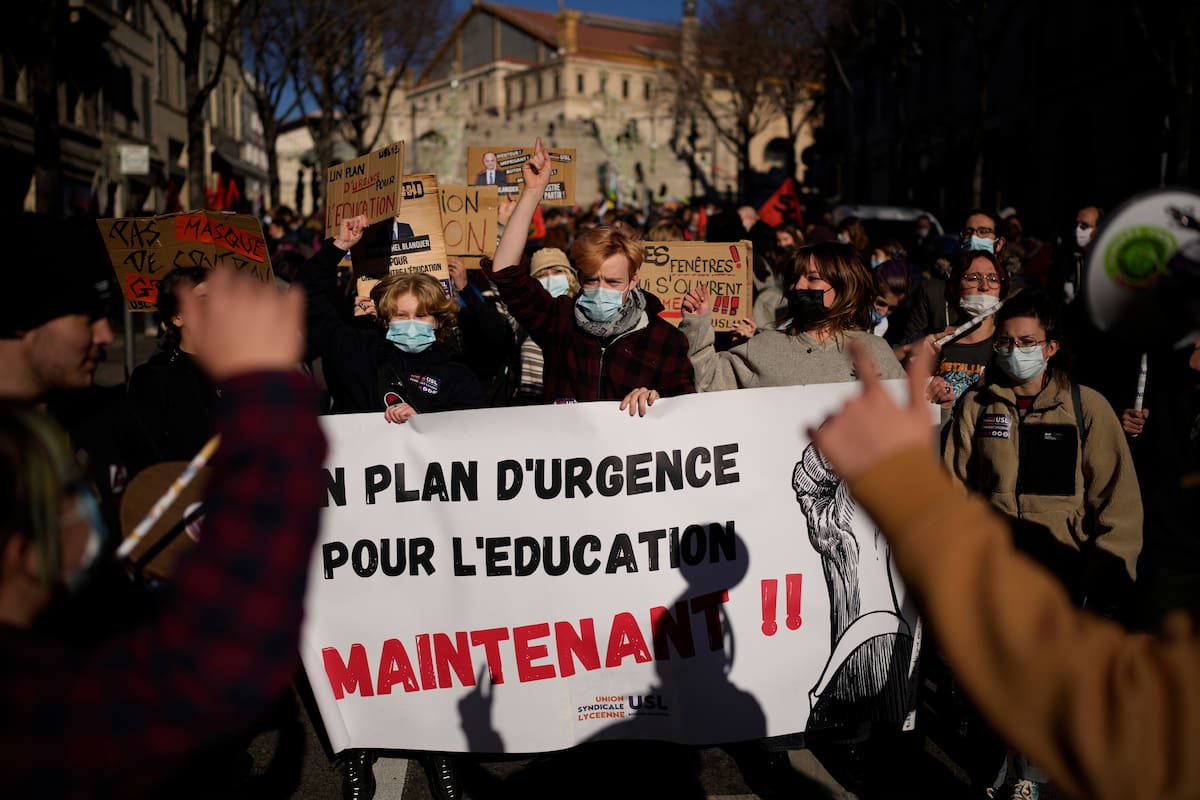 Un estudiante sostiene una pancarta que dice: ¡Un plan de emergencia para la educación ahora! durante una protesta en Marsella, sur de Francia, el jueves 13 de enero de 2022.