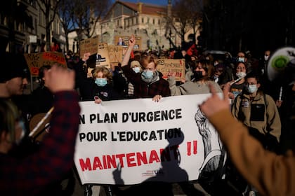Un estudiante sostiene una pancarta que dice: ¡Un plan de emergencia para la educación ahora! durante una protesta en Marsella, sur de Francia, el jueves 13 de enero de 2022.