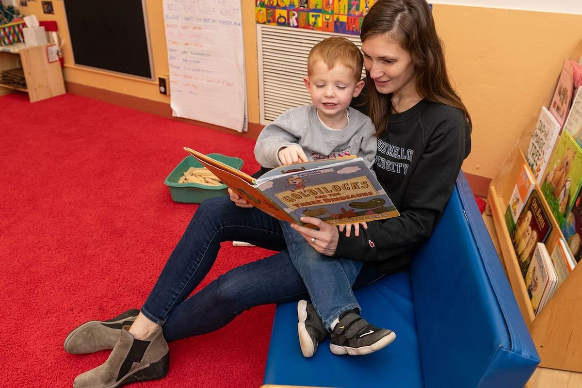 Un estudio asegura que los niños aprenden a leer más rápido con libros electrónicos animados que con libros de papel