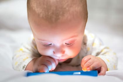Un estudio con 7000 bebés confirma que la exposición temprana a las pantallas incide en el desarrollo de la comunicación y la resolución de problemas, aunque se recupera posteriormente