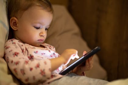 Un estudio con 7000 bebés confirma que la exposición temprana a las pantallas incide en el desarrollo de la comunicación y la resolución de problemas, aunque se recupera posteriormente