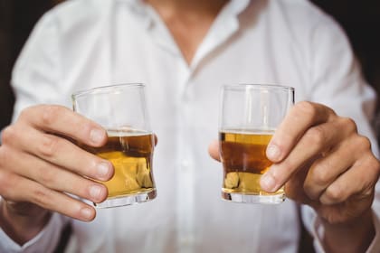 Un estudio concluyó que los grupos a los que se les asignó beber alcohol hablaban más, participaban en más conversaciones entre tres y experimentaban menos silencios incómodos