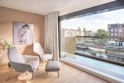 Un estudio de arquitectura fabrica ventanas desplegables que se transforman en balcón con solo pulsar un interruptor