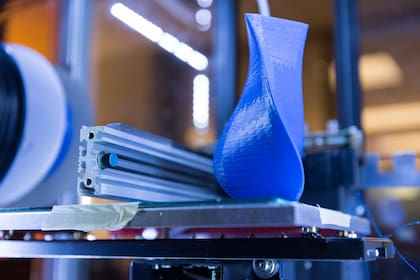 Un estudio de dos años encontró que las impresoras 3D liberan muchísimas partículas minúsculas durante su operación, que podrían ser inhaladas