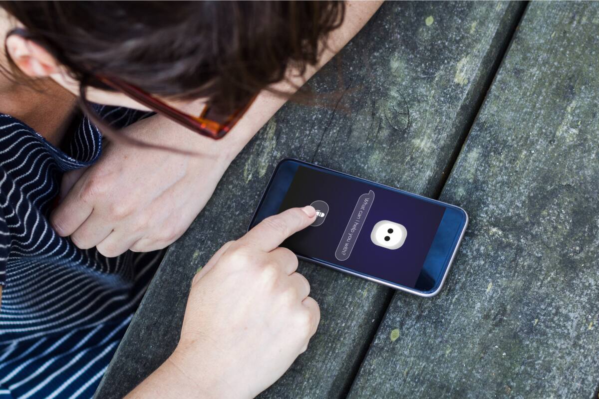 Un estudio de investigadoras de la Universitat Pompeu Fabra apunta que los agentes conversacionales para el desarrollo personal son capaces de mejorar el bienestar psicológico de sus usuarios