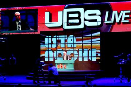 Un estudio de televisión montado en un escenario teatral