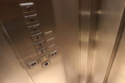 Un estudio detalló que 71 personas se contagiaron a causa del viaje en ascendor de una paciente asintomática