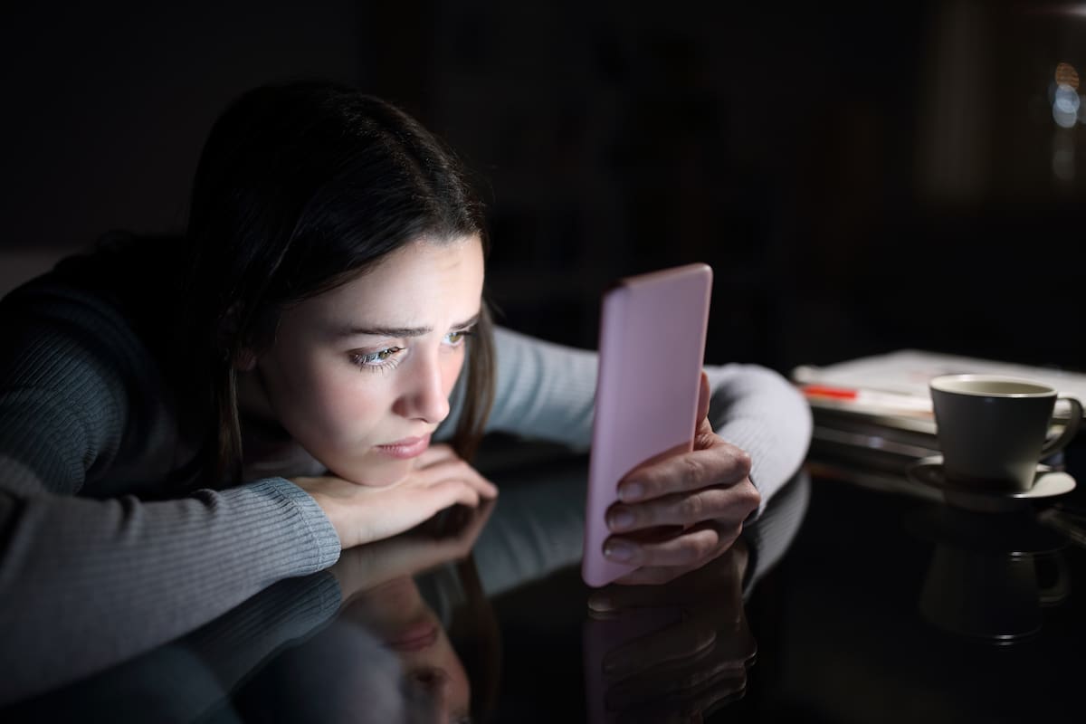 Un estudio detectó que los sentimientos de tristeza, enojo o frustración pueden surgir cuando los adolescentes descubren que sus amigos no están disponibles en las redes