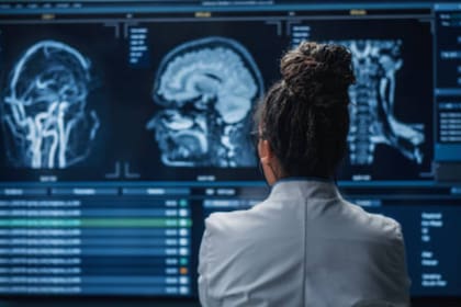 Un estudio examinó la relación entre distintos tipos de comportamientos sedentarios y el desarrollo de demencia