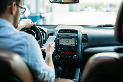 Un estudio liderado por La Caja y Culturalia revela que casi el 70% de los automovilistas utiliza el celular mientras maneja.