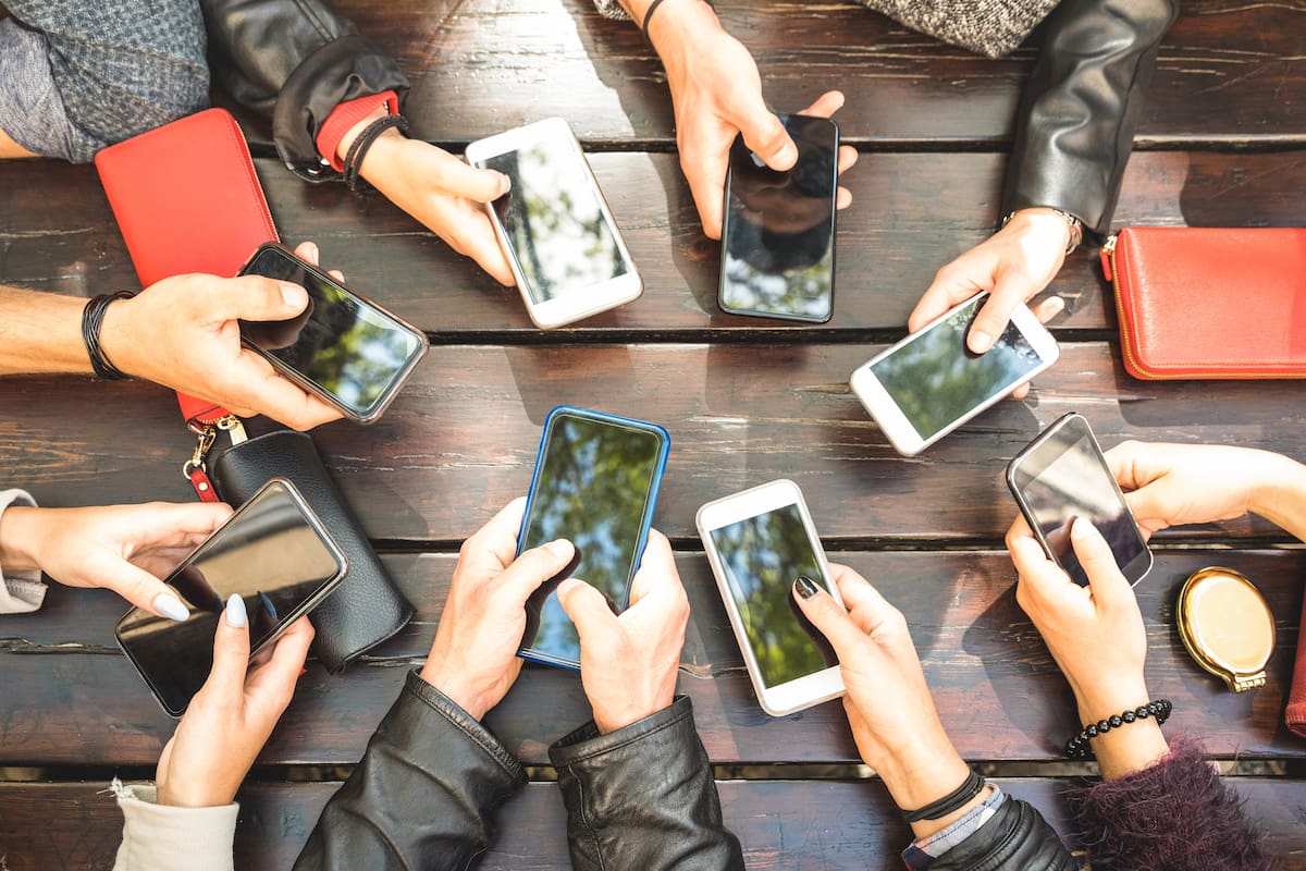 Un estudio publicado en Nature nota que los usuarios de redes sociales solo leen, en promedio, el 25% de las notas o videos que comparten, guiándose para el resto por el título o el origen del artículo, y sin evaluar su contenido real