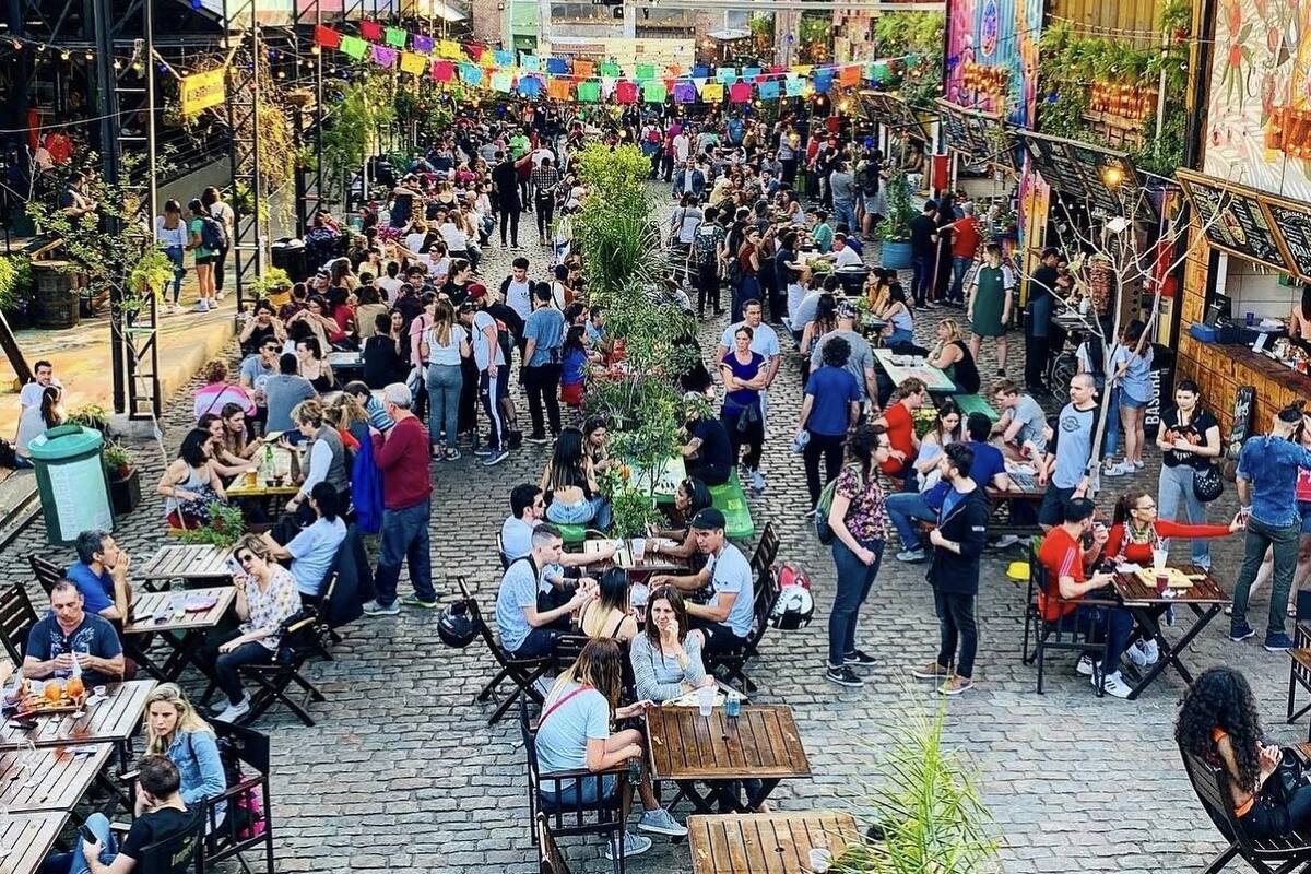 Un estudio realizado por la Universidad de Birmingham, Inglaterra, reveló que las personas comen más cuando están con amigos o familiares, estimando que pueden llegar a consumir aproximadamente 23% más de calorías que cuando comen solos o frente a personas desconocidas
Foto: @elpatiodeloslecheros