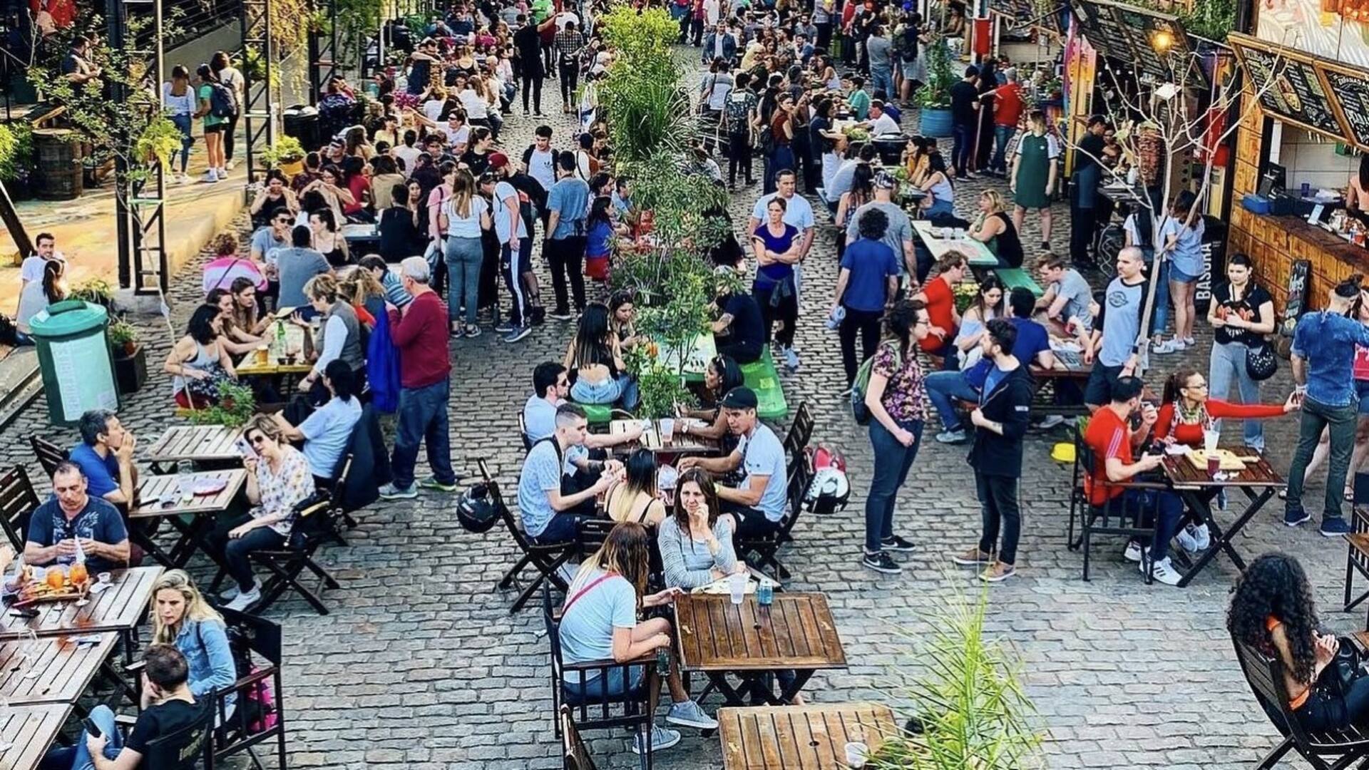 Un estudio realizado por la Universidad de Birmingham, Inglaterra, reveló que las personas comen más cuando están con amigos o familiares, estimando que pueden llegar a consumir aproximadamente 23% más de calorías que cuando comen solos o frente a personas desconocidas
Foto: @elpatiodeloslecheros