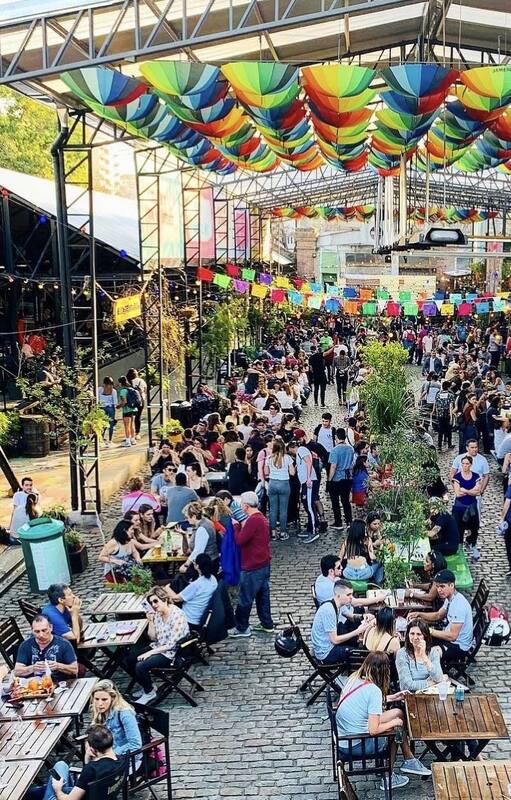 Un estudio realizado por la Universidad de Birmingham, Inglaterra, reveló que las personas comen más cuando están con amigos o familiares, estimando que pueden llegar a consumir aproximadamente 23% más de calorías que cuando comen solos o frente a personas desconocidas
Foto: @elpatiodeloslecheros