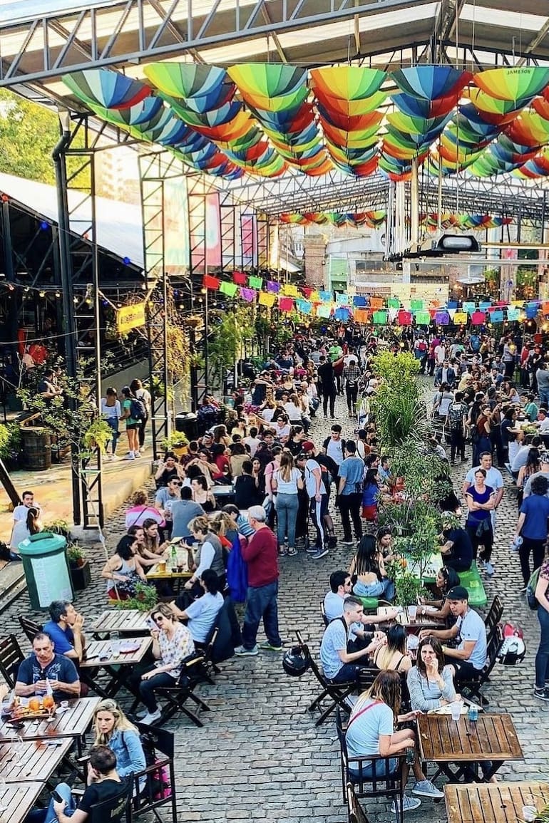 Un estudio realizado por la Universidad de Birmingham, Inglaterra, reveló que las personas comen más cuando están con amigos o familiares, estimando que pueden llegar a consumir aproximadamente 23% más de calorías que cuando comen solos o frente a personas desconocidas
Foto: @elpatiodeloslecheros