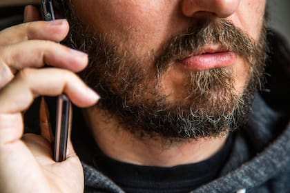 Un estudio reveló cómo los celulares pueden escuchar las conversaciones incluso estando apagados