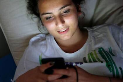 Un estudio reveló que a las mujeres les estresan más las redes que a los hombres