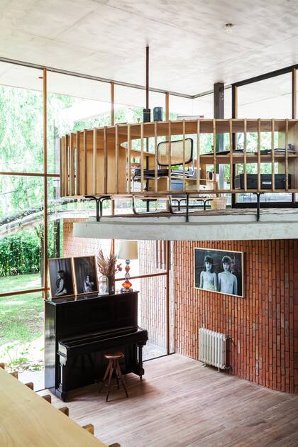 Un estudio y biblioteca pensados desde el plano superior para no interrumpir visuales al exterior. Las fotos de los cuadros y las lámparas son de la dueña de casa @guchy fernandez para @casarita_arg