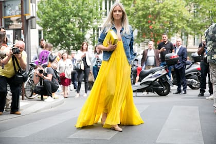 Un estupendo vestido largo se vuelve más canchero al "cruzarlo" con un prenda de denim
