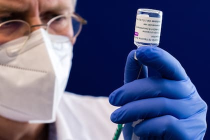 Un evento adverso es cualquier suceso indeseable experimentado por un paciente, independientemente de que se sospeche o no del medicamento administrado