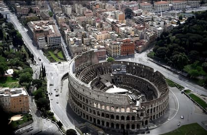 El Coliseo en 2020. Algunos romanos creen que las representaciones de gladiadores en el emblemático anfiteatro serían de mal gusto.