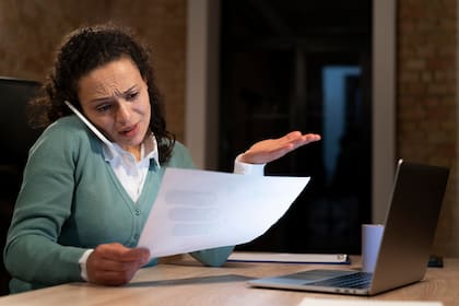 Un examinador fiscal revisa el caso cuando el sistema identifica posibles discrepancias en los datos reportados