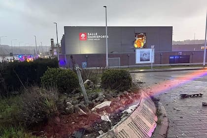 Los destrozos provocados por la colisión del Mercedes contra el polideportivo belga.