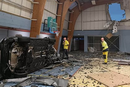 Los destrozos provocados por la colisión del Mercedes contra el polideportivo belga.