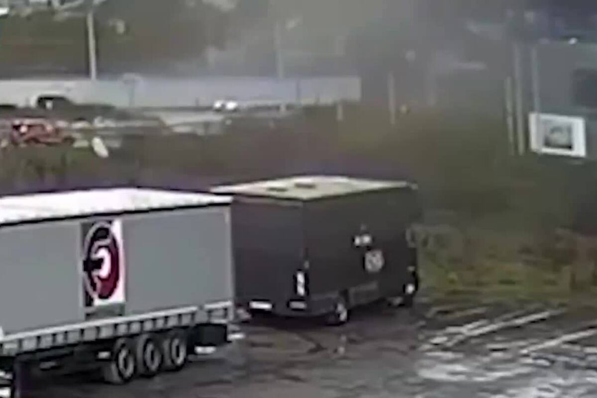 Un exfutbolista de la Lazio salió volando con su auto y se estrelló contra un gimnasio