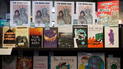 Un exhibidor con libros de autores de siete países a los que Trump prohibió el ingreso