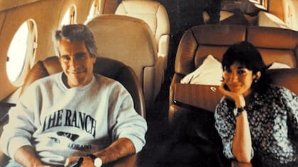 Un expediente judicial afirmó que solo Ghislaine Maxwell (der) era más importante para la operación de Epstein que Indyke y Kahn