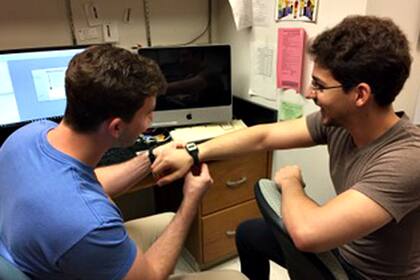 Un experimento midió las horas de sueño con actímetros, dispositivos que registran la actividad