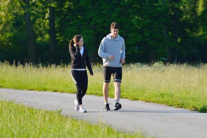 Un experto derribó el mito de los 10.000 pasos diarios y reveló cuánto se recomienda caminar por día