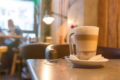 Un experto en preparación de moka reveló por qué no es recomendable pedir uno durante el horario de cierre de la cafetería