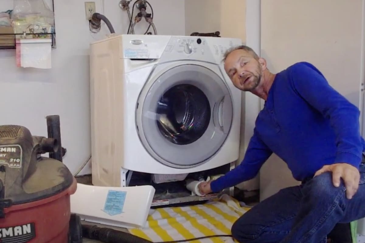 Un experto en reparaciones reveló dónde terminan realmente muchas de las medias que desaparecen