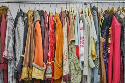 Un experto puso el ojo en el hecho de no lavar la ropa antes de estrenarla