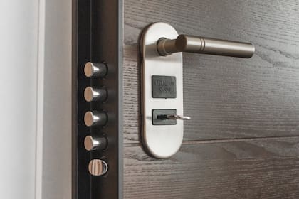 Un experto reveló por qué no se recomienda dejar la llave puesta en la puerta (Foto Pexels)