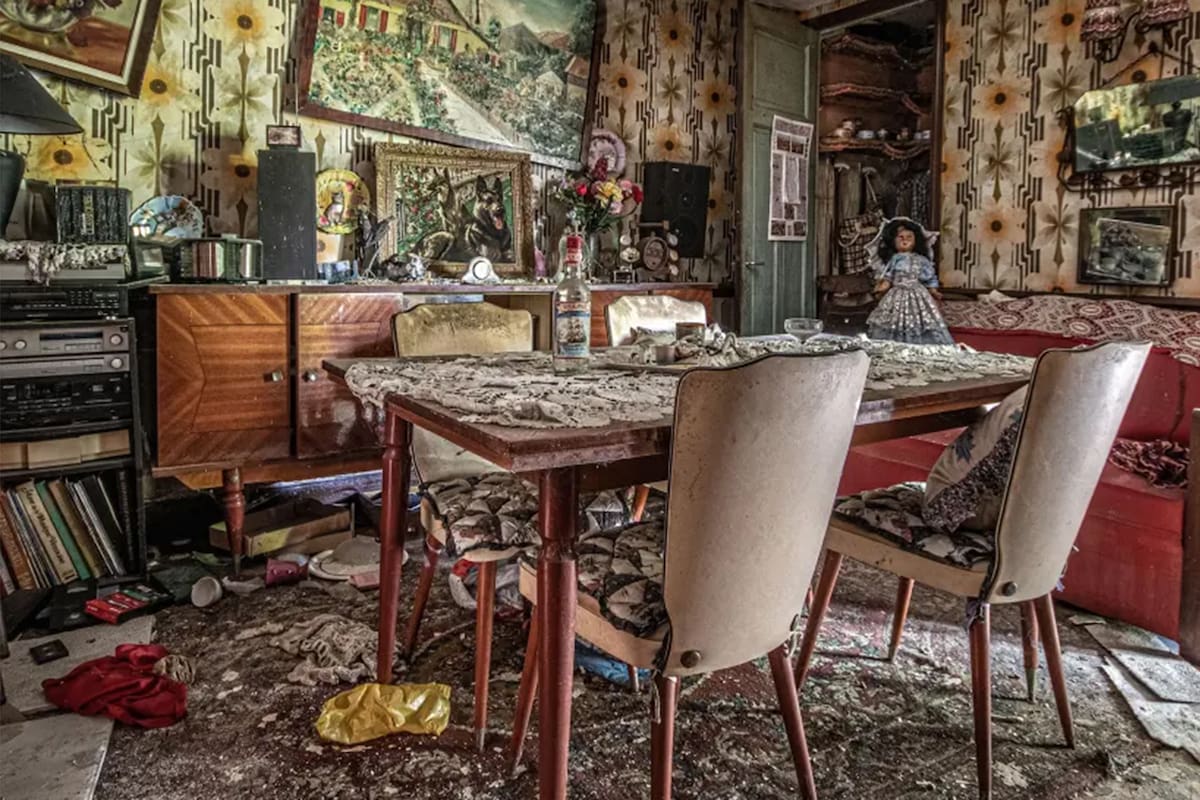 Un explorador de casas abandonadas se sorprendió con la siniestra colección que guardaba en el inmueble su dueño anterior