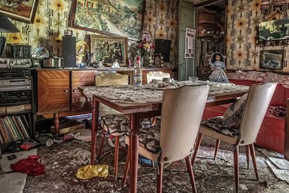 Un explorador de casas abandonadas se sorprendió con la siniestra colección que guardaba en el inmueble su dueño anterior