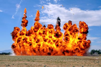 Un explosivo termobárico estalla durante una prueba militar de la Fuerza Aérea de los Estados Unidos