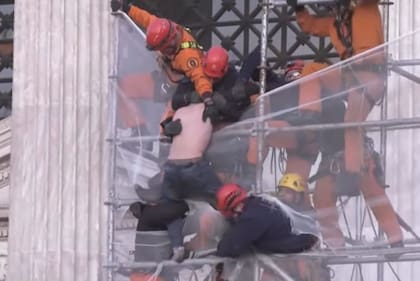 Así sujetaron los rescatistas al hombre para evitar su caída