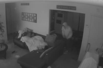 Un extraño entró a la casa de noche y se quedó mirando a una joven de 15 años por varios minutos (Daily Star)