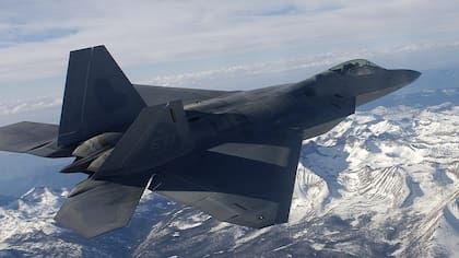Un F-22 de las Fuerzas Aéreas de EE.UU., como el de esta fotografía de archivo, derribó otro objeto el sábado.