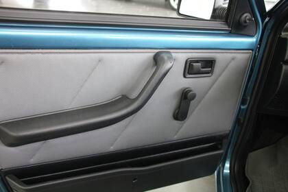 Los tapizados están intactos, al igual que los apoya cabezas, las manijas de las puertas, el volante y el instrumental