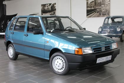Un fabuloso Fiat Uno fabricado en 1996 fue puesto a la venta con tan solo 900 kilómetros de recorrido